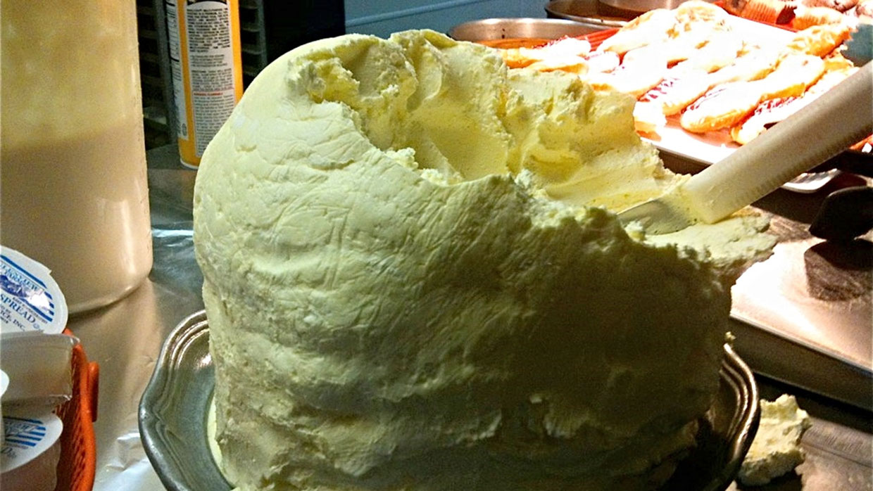 A mound of butter von anokarina. Wikimedia Commons, CC-BY-SA